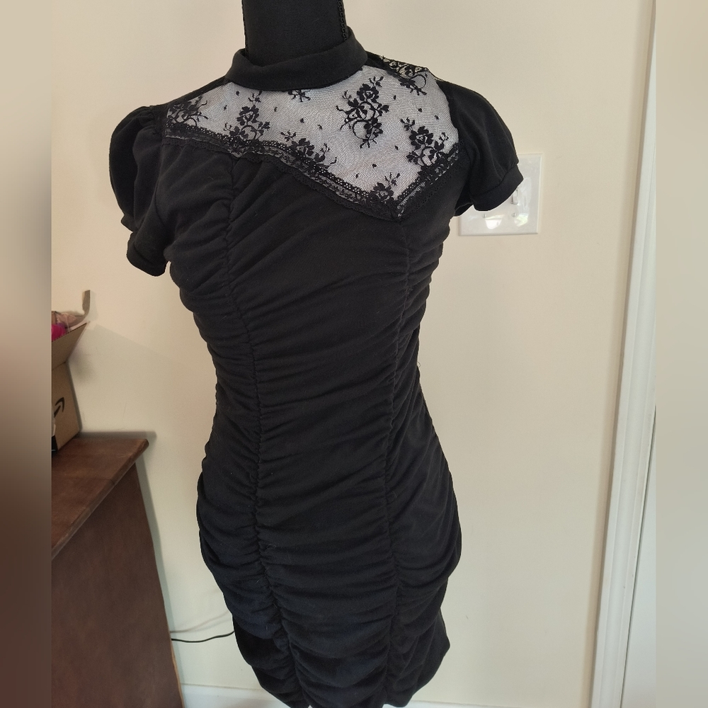 💎 Lace-detailed Bodycon Black Ruched Dress in Size Medium by 6 Degrees